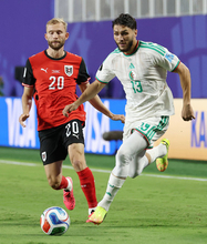 攻め上がるハジャム　Ｗ杯サッカー