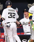 「福永を迎える岸田監督　プロ野球」の画像1
