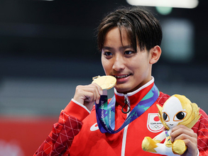 金メダルを手にする西小野　アジア大会