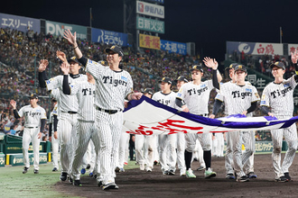 場内一周する阪神ナイン　プロ野球