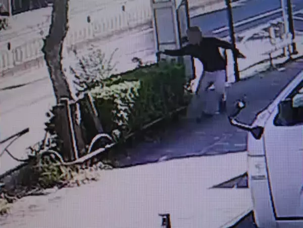 事故後、車の鍵捨てたか＝逮捕の男、自動車販売店付近で―１１人死傷・警視庁