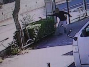 事故後、車の鍵捨てたか＝逮捕の男、自動車販売店付近で―１１人死傷・警視庁