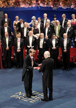 メダルを授与される北川さん