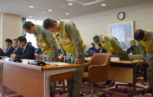 謝罪する中部電の原子力本部長ら