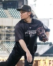 自主トレする伊藤　プロ野球