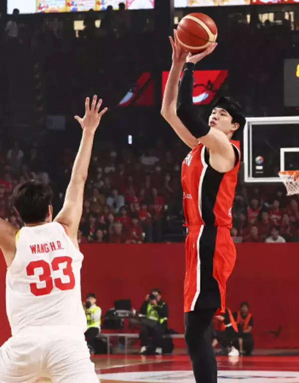 シュートを決める渡辺雄