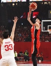 シュートを決める渡辺雄