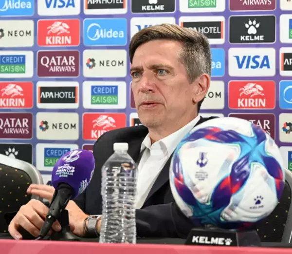 記者会見するニールセン監督