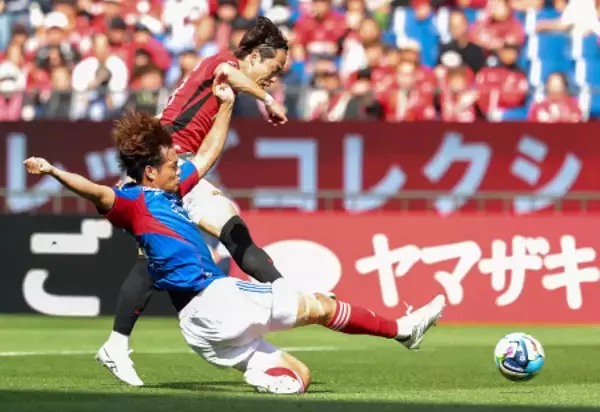 シュートを阻まれる渡辺　Ｊリーグ