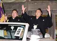 優勝パレードに出発する若隆景