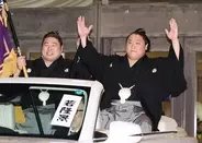 優勝パレードに出発する若隆景