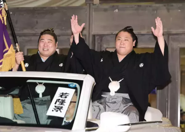 優勝パレードに出発する若隆景