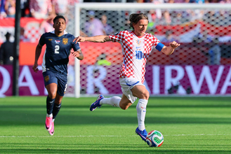 ドリブルするモドリッチ　Ｗ杯サッカー