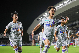 喜ぶ東　Ｊリーグ