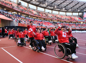 閉会式を前に入場する日本の選手たち