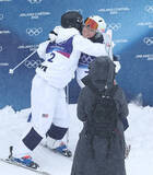 「健闘をたたえ合う冨高ら　五輪」の画像1