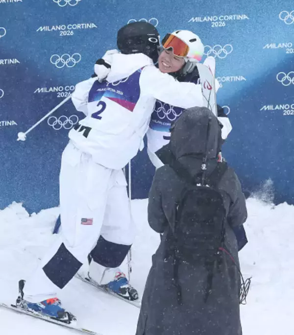 健闘をたたえ合う冨高ら　五輪