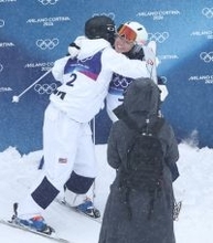 健闘をたたえ合う冨高ら　五輪