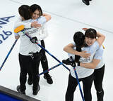 「カーリング女子の日本、初白星　五輪」の画像1