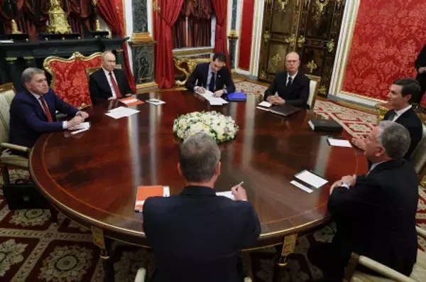 会談するロシア大統領と米特使ら