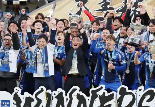 喜ぶ黒田監督ら　天皇杯サッカー