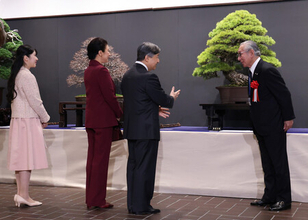 天皇ご一家、盆栽展を鑑賞