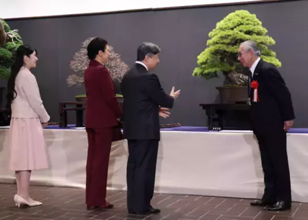 天皇ご一家、盆栽展を鑑賞