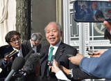 「取材に応じる鈴木宗男氏」の画像1