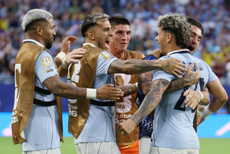 祝福されるＭ・アラウホ　Ｗ杯サッカー