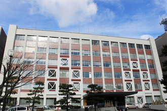 民家火災、焼け跡から２遺体＝放火容疑で長男逮捕―秋田県警