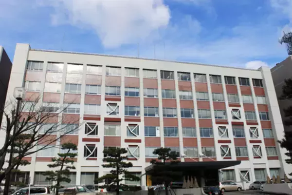 民家火災、焼け跡から２遺体＝放火容疑で長男逮捕―秋田県警