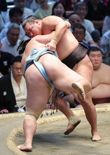 豊昇龍の上手投げ