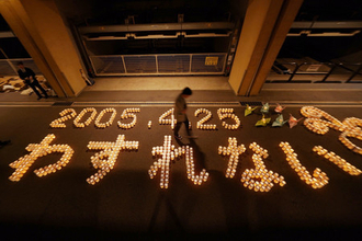 ろうそくともし犠牲者悼む＝福知山線事故、２５日で１９年