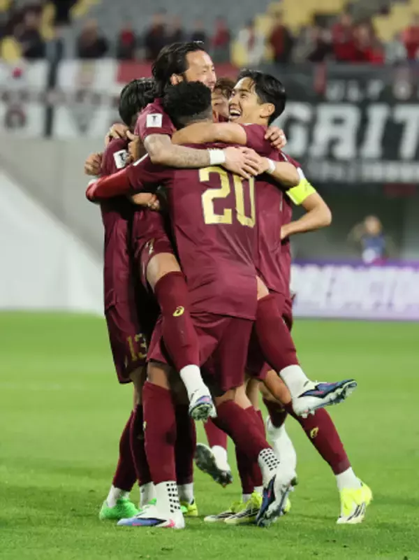 祝福される井手口　サッカー