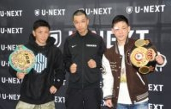 ポーズを取る岩田ら