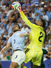 パンチングするオワイス　Ｗ杯サッカー