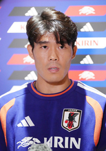 取材に応じる冨安　Ｗ杯サッカー