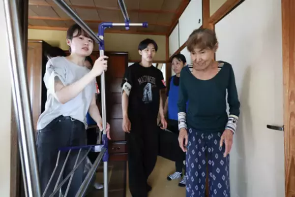 「ボランティア、ありがたい」＝益城町で５０人、家具搬出手助け―熊本地震