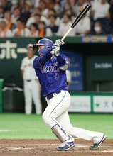 石伊の同点２点二塁打　プロ野球