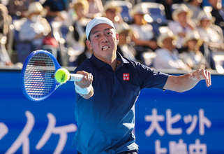 プレーする錦織