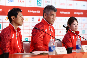 記者会見する井上団長ら　アジア大会