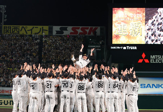 胴上げされる藤川監督　プロ野球