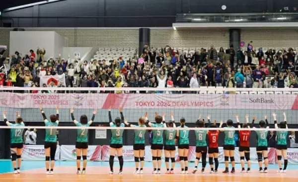 喜ぶ観客ら　デフリンピック