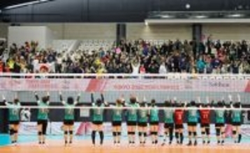 喜ぶ観客ら　デフリンピック