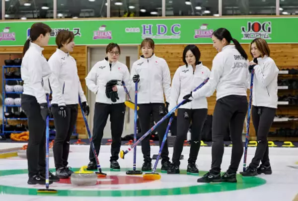 話し合うカーリング女子日本代表