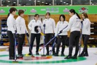 話し合うカーリング女子日本代表