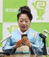 山村紅葉さんがスマホで確定申告を体験