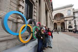 「五輪マークと記念撮影する人たち」の画像1