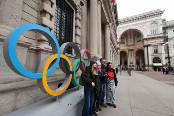 五輪マークと記念撮影する人たち