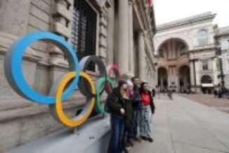 五輪マークと記念撮影する人たち